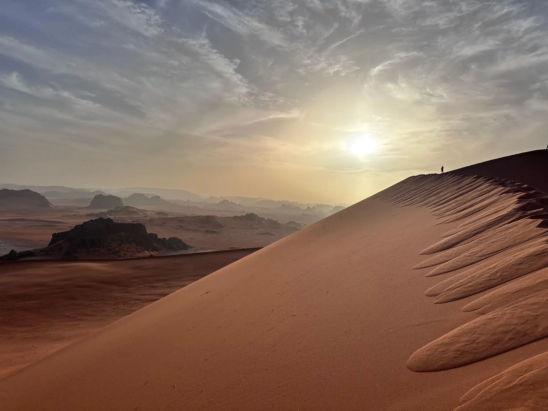 Silhouette de voyageur sur une dune du Sahara algérien